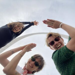 students at St louis Arch